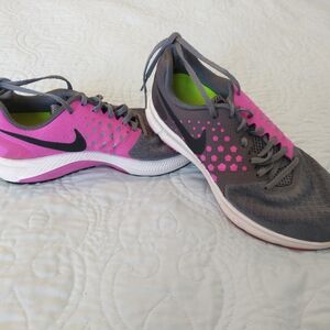 Nike Women's Athletic Shoes in Pink and Gray